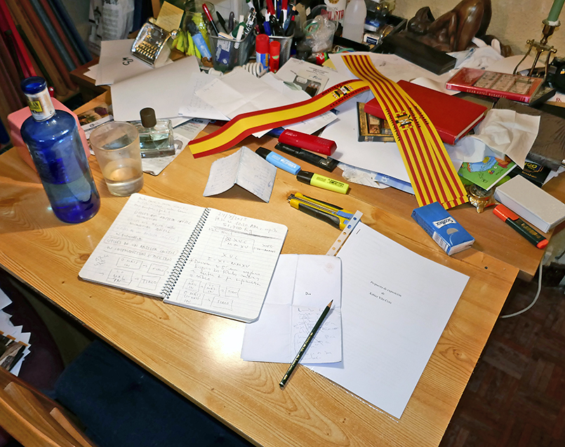 Cosas del artista: la mesa de trabajo.
