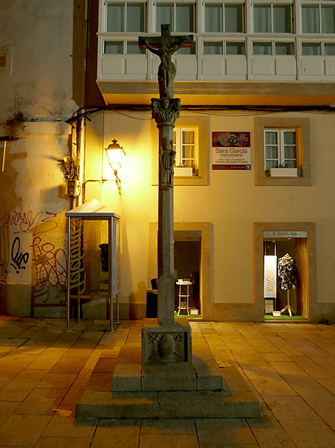 Cruceiro nunha praza da cidade da Coruña.