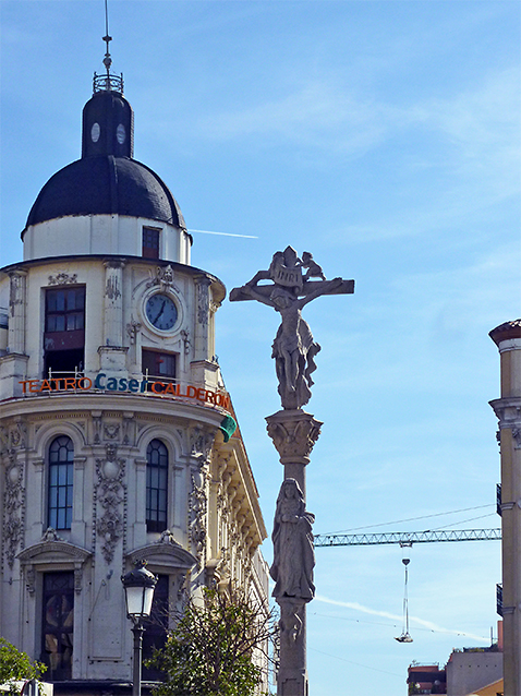 Cruceiro do Centro Galego de Madride na praza de Jacinto Benavente.