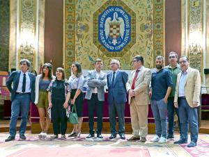 En el centro a la derecha, el Presidente del Grupo PRISA, Manuel Polanco, y a su lado a la izquierda el rector de la UCM, Carlos Andradas, acompañados de varios ponentes. 